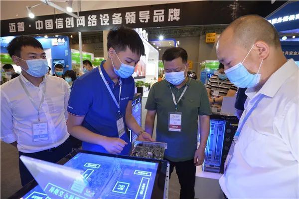 四川省司法厅机关党委书记潘奇峰（右二）